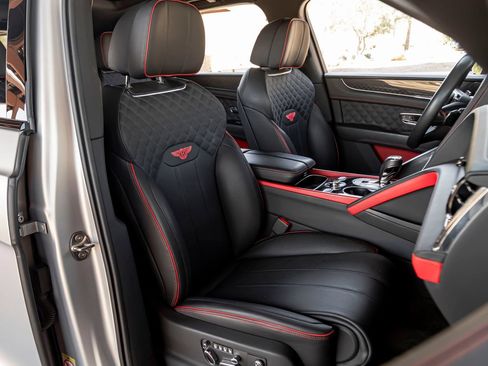 Certified 2025 Bentley Bentayga AWD/4WD image 31