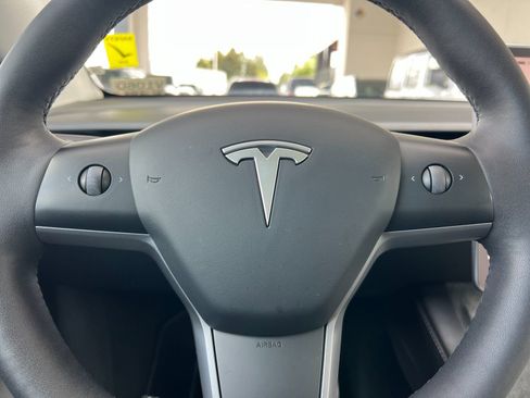 Used 2023 Tesla Model Y Long Range AWD/4WD image 23
