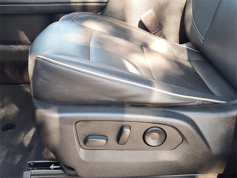 Used 2023 GMC Yukon SLT image 30