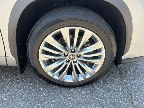 Certified 2024 Toyota Highlander Platinum FWD image 27