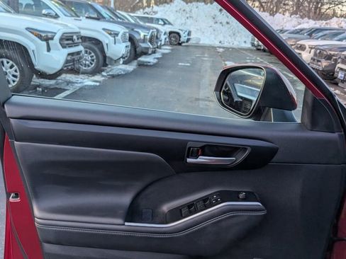 Certified 2025 Toyota Highlander XLE image 12