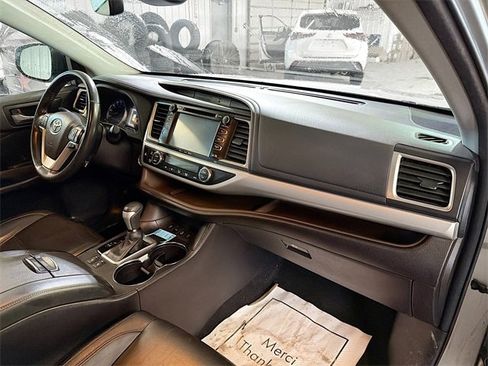 Used 2017 Toyota Highlander XLE image 12