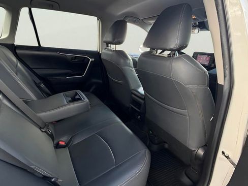 Used 2021 Toyota RAV4 LE image 10