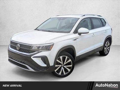 Used 2024 Volkswagen Taos SE image 1