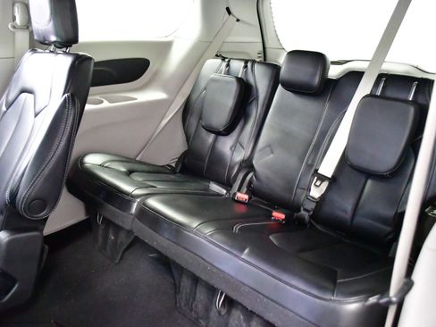 Used 2025 Chrysler Pacifica Select FWD image 11
