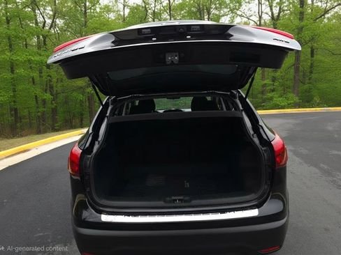 Used 2018 Nissan Rogue Sport S image 24