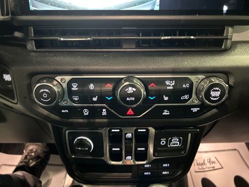 Used 2025 Jeep Wrangler Unlimited Sport AWD/4WD image 19
