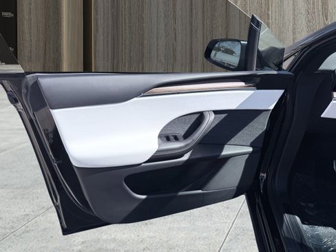 Used 2022 Tesla Model X image 26