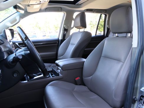 Used 2023 Lexus GX 460 Premium w/ Accessory Package AWD/4WD image 33