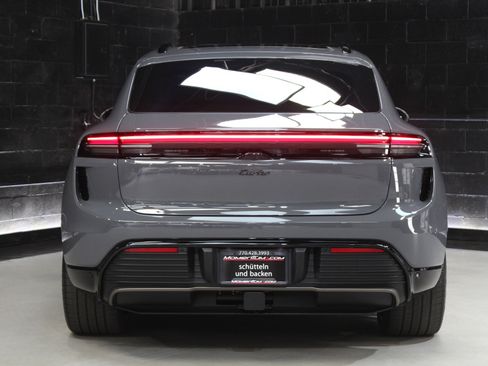 Used 2025 Porsche Macan Turbo Electric AWD/4WD image 18