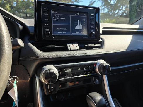 Used 2020 Toyota RAV4 LE AWD/4WD image 18