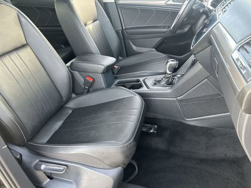 Used 2023 Volkswagen Tiguan SE w/ Panoramic Sunroof Package FWD image 8