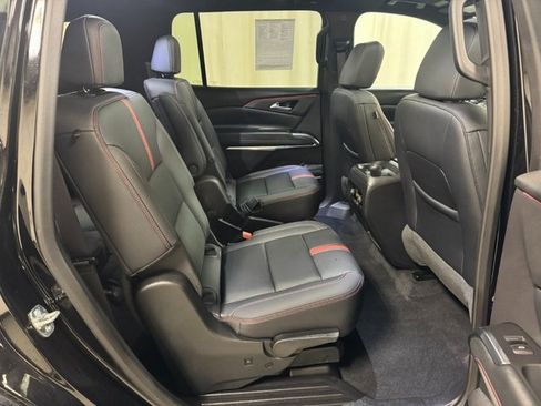 Used 2025 Chevrolet Traverse RS image 40