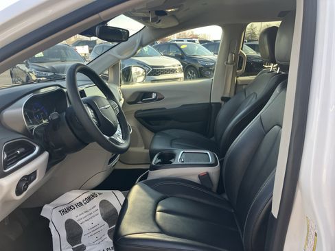 Used 2024 Chrysler Pacifica Touring-L image 22