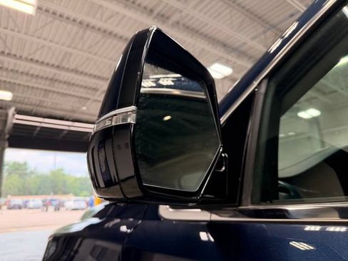 Used 2017 Cadillac Escalade Luxury AWD/4WD image 18