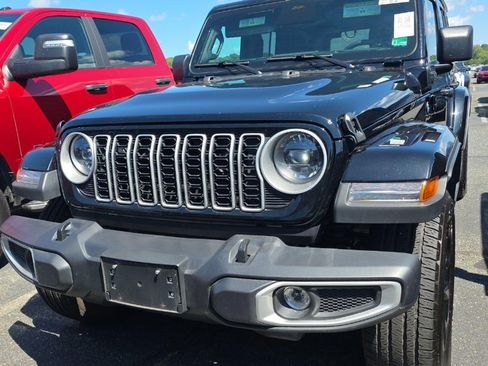 Used 2025 Jeep Wrangler Unlimited Sahara AWD/4WD image 2
