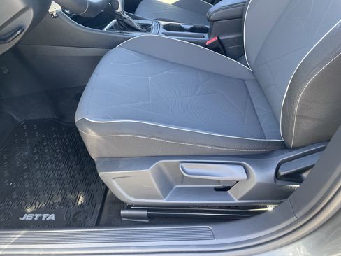 Certified 2025 Volkswagen Jetta Sport image 18