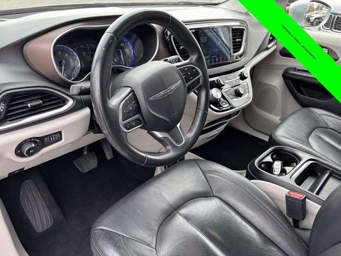 Used 2018 Chrysler Pacifica Touring-L image 8