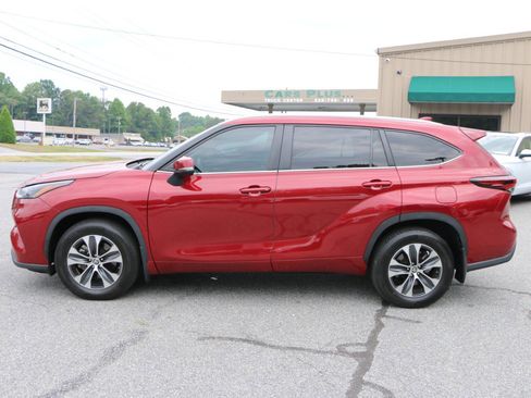 Used 2024 Toyota Highlander XLE AWD/4WD image 2