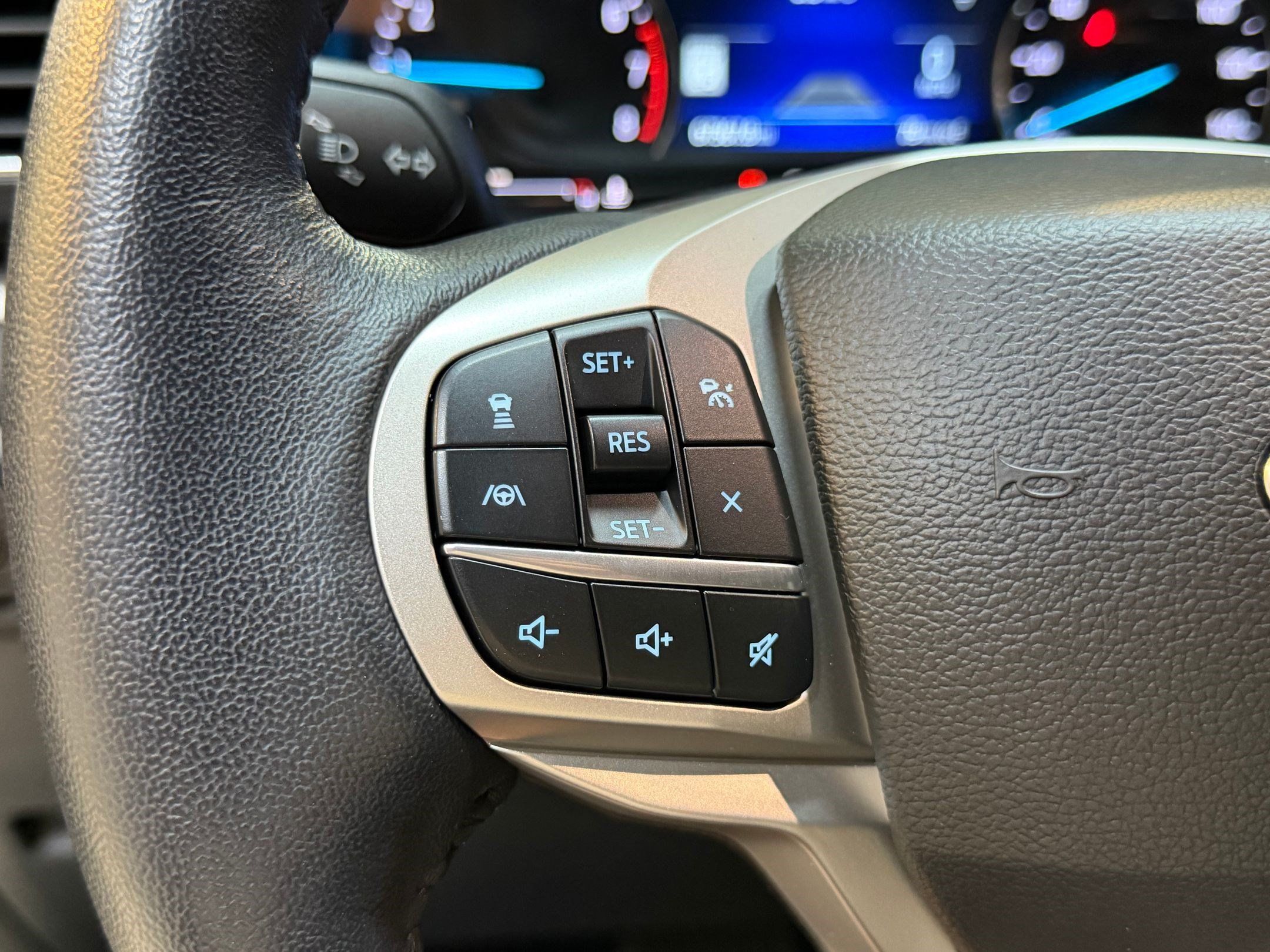 Used 2022 Ford Explorer XLT w/ Equipment Group 202A AWD/4WD image 16