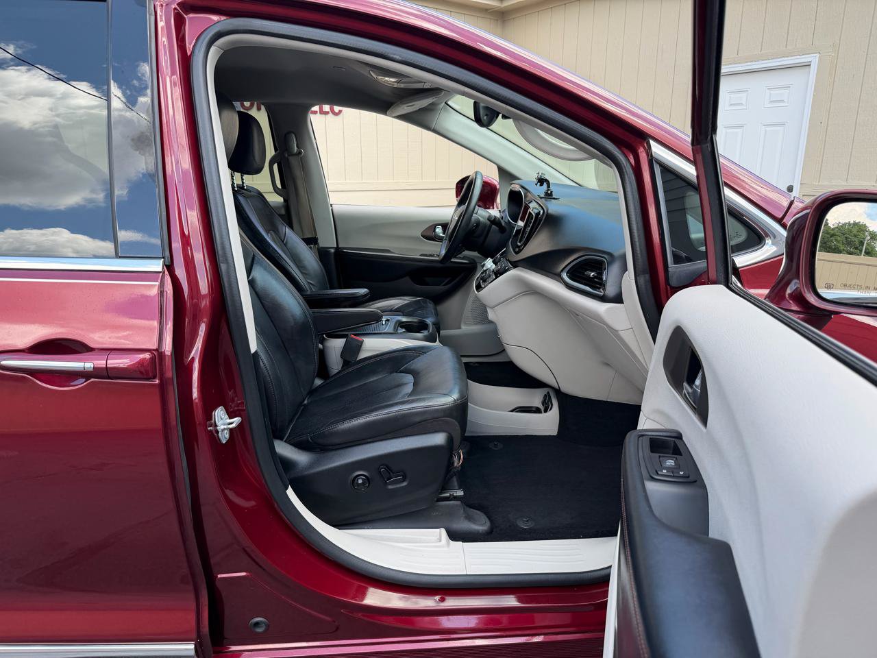 Used 2017 Chrysler Pacifica Touring-L Plus FWD image 3