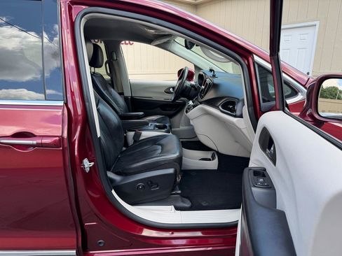 Used 2017 Chrysler Pacifica Touring-L Plus FWD image 3