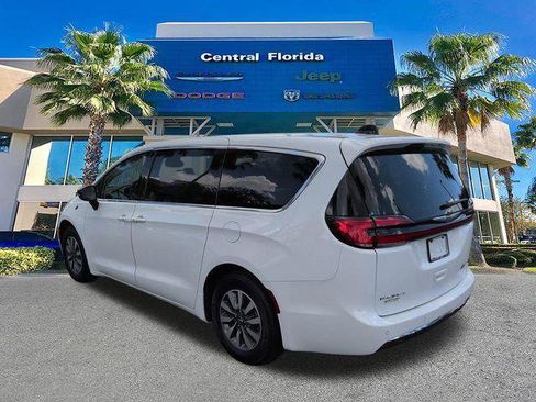 Certified 2024 Chrysler Pacifica Limited FWD image 6