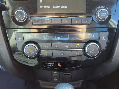 Used 2016 Nissan Rogue SV image 18