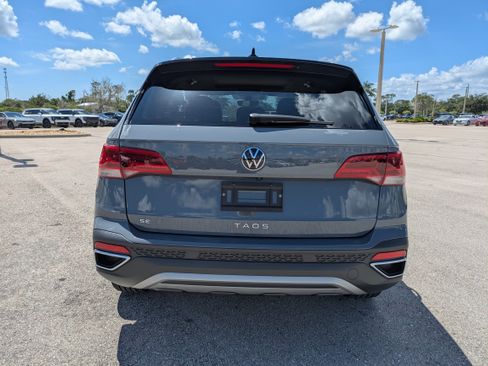 Used 2024 Volkswagen Taos SE w/ Panoramic Sunroof Package FWD image 5