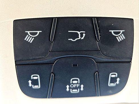 Used 2023 Chrysler Pacifica Touring-L image 22