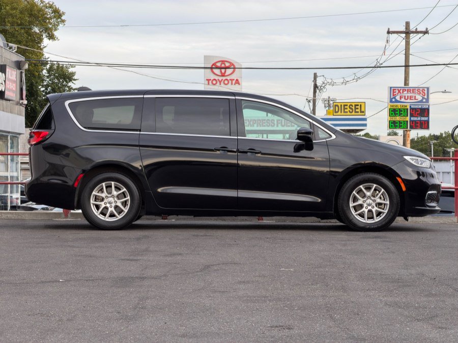 Used 2024 Chrysler Pacifica Touring-L FWD image 4