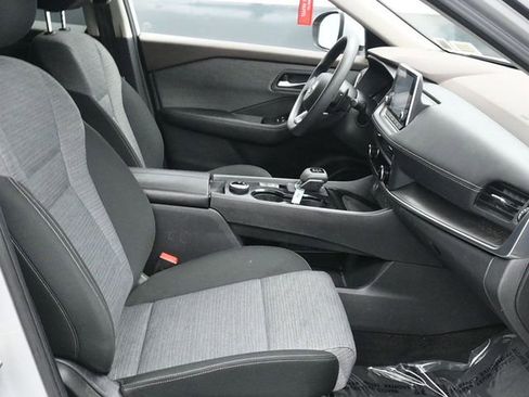 Used 2023 Nissan Rogue SV image 9