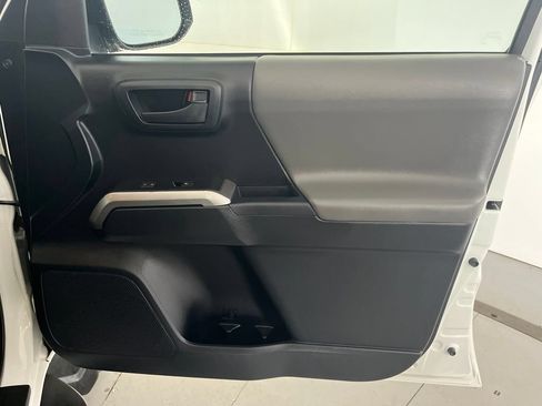 Used 2016 Toyota Tacoma SR5 AWD/4WD image 28