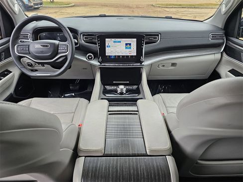 Used 2024 Jeep Wagoneer L Series II image 8