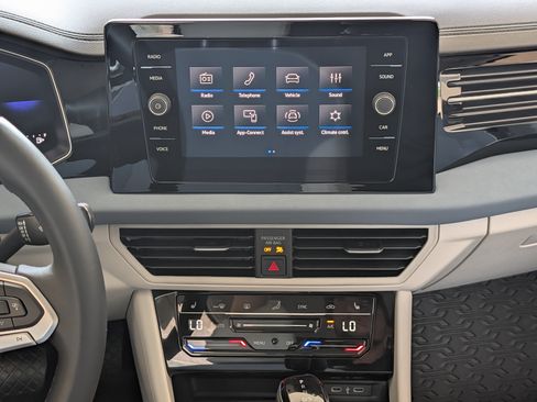 Used 2025 Volkswagen Jetta SE w/ Sunroof Package FWD image 26