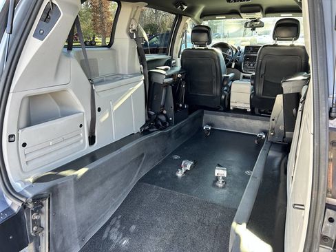 Used 2019 Dodge Grand Caravan SXT image 13