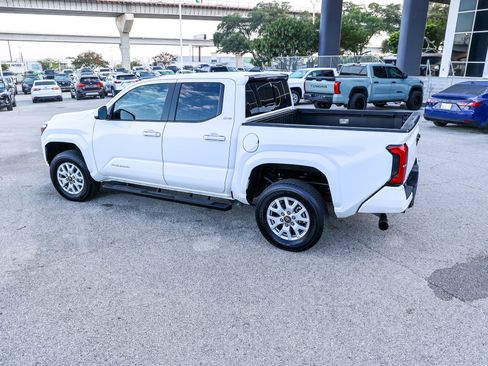 Certified 2025 Toyota Tacoma SR5 w/ SR5 Upgrade Package AWD/4WD image 10