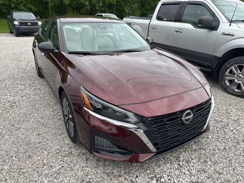 Used 2025 Nissan Altima 2.5 SV FWD image 2