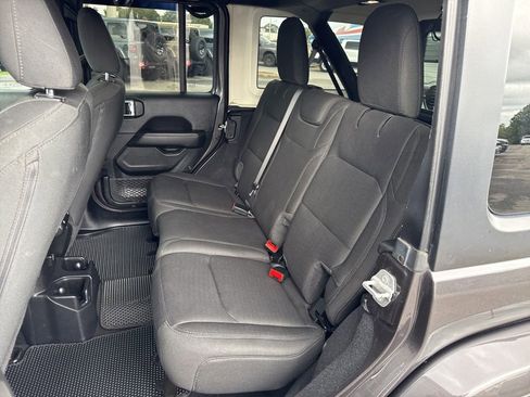 Used 2020 Jeep Wrangler Unlimited Sahara AWD/4WD image 19