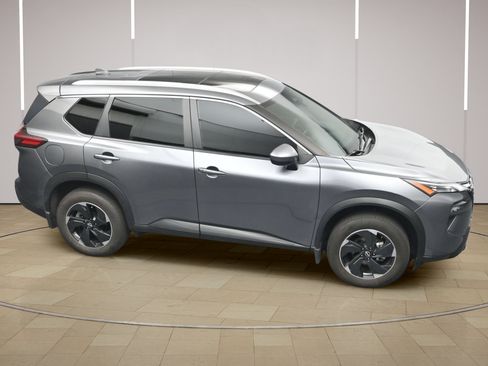 Certified 2024 Nissan Rogue SV w/ SV Premium Package FWD image 31