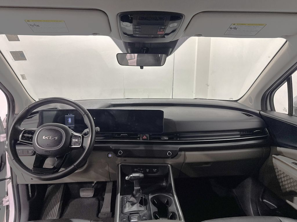 Used 2025 Kia Carnival FWD image 2