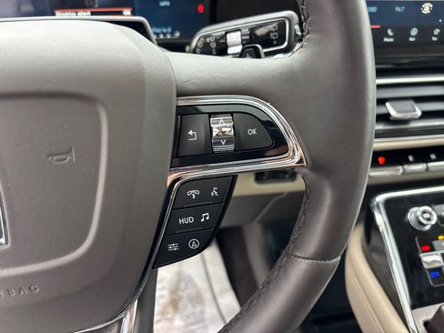 Used 2023 Lincoln Navigator Reserve AWD/4WD image 18