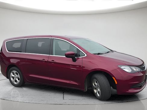 Used 2017 Chrysler Pacifica LX w/ Tire & Wheel Group FWD image 4