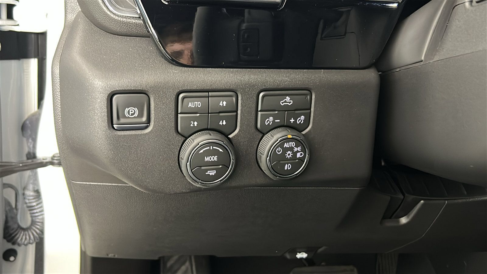 Used 2026 Chevrolet Silverado 1500 LT Trail Boss w/ LPO, Dark Essentials Package AWD/4WD image 23