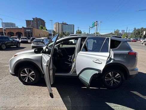 Used 2016 Toyota RAV4 XLE AWD/4WD image 17