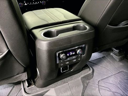 Used 2025 Chevrolet Suburban High Country AWD/4WD image 29