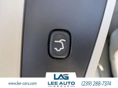 Used 2011 Chrysler Town & Country Limited image 11