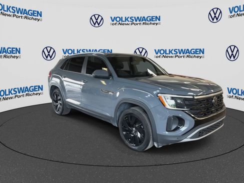 Used 2024 Volkswagen Atlas Cross Sport SE FWD image 2