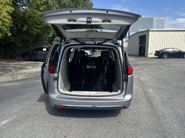 Used 2018 Chrysler Pacifica Touring-L FWD image 13
