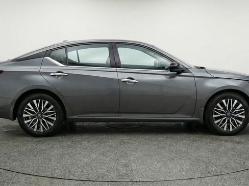 Used 2025 Nissan Altima 2.5 SV image 11